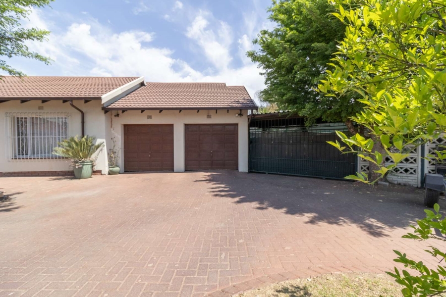 5 Bedroom Property for Sale in Verwoerdpark Gauteng