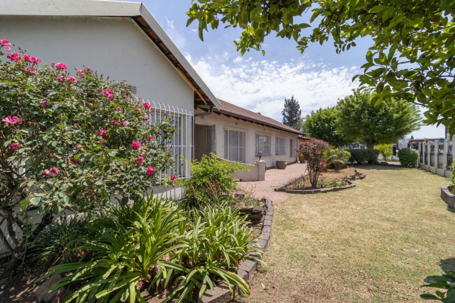 5 Bedroom Property for Sale in Verwoerdpark Gauteng