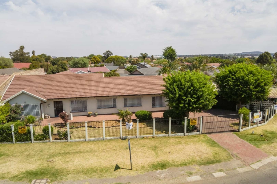 5 Bedroom Property for Sale in Verwoerdpark Gauteng