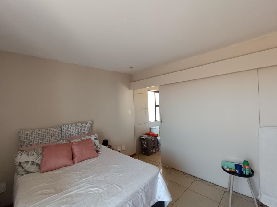 2 Bedroom Property for Sale in Rooihuiskraal North Gauteng