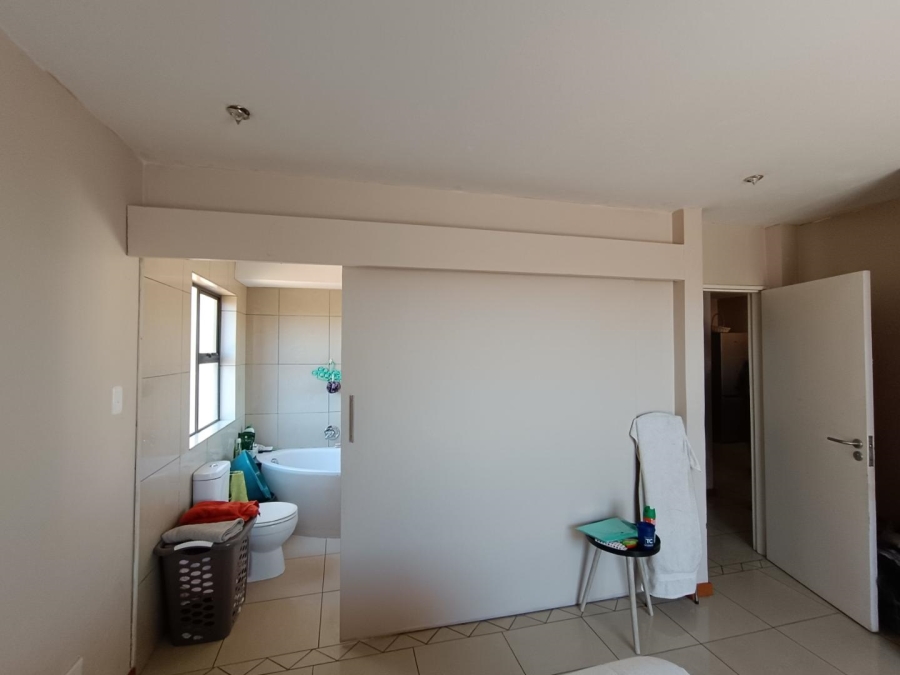 2 Bedroom Property for Sale in Rooihuiskraal North Gauteng