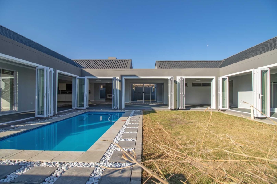 5 Bedroom Property for Sale in Waterfall Country Estate Gauteng