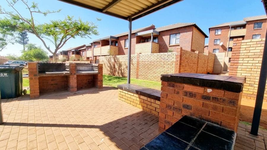 2 Bedroom Property for Sale in La Montagne Gauteng