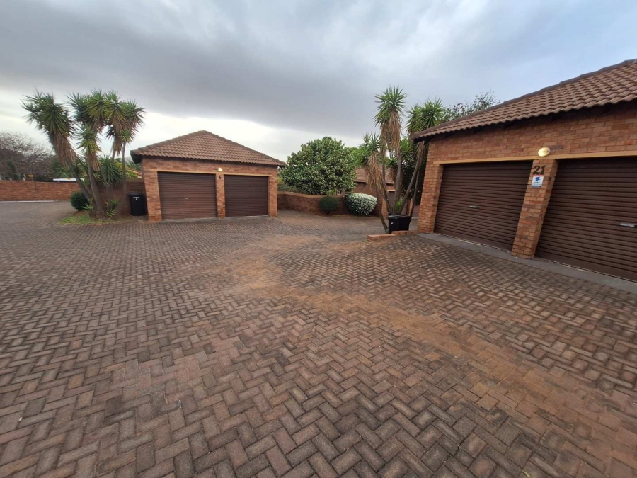 2 Bedroom Property for Sale in Honeydew Manor Gauteng