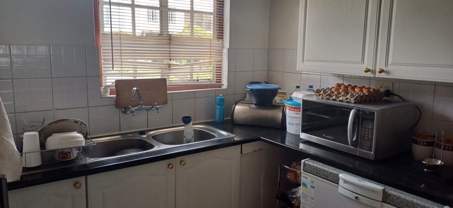 To Let 2 Bedroom Property for Rent in Saxonwold Gauteng