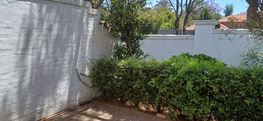 To Let 2 Bedroom Property for Rent in Saxonwold Gauteng