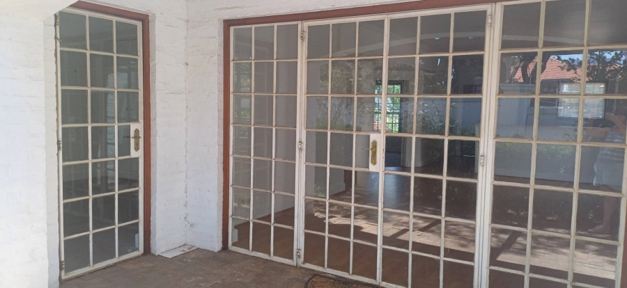 To Let 2 Bedroom Property for Rent in Saxonwold Gauteng