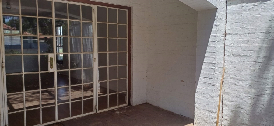 To Let 2 Bedroom Property for Rent in Saxonwold Gauteng