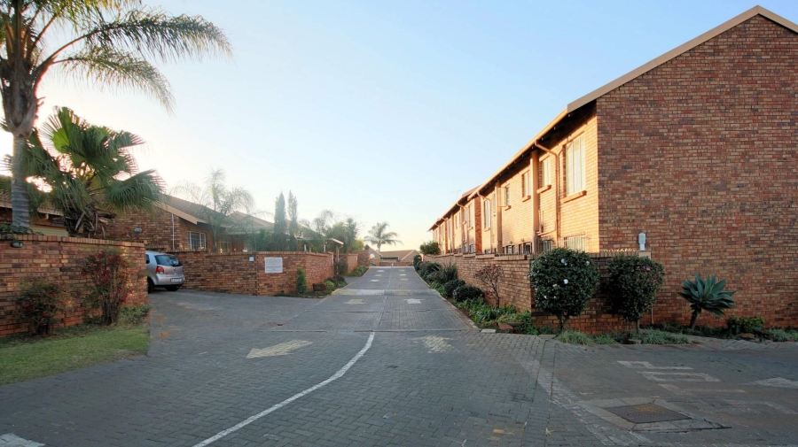 To Let 2 Bedroom Property for Rent in Faerie Glen Gauteng