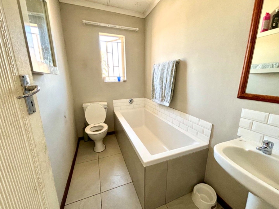 3 Bedroom Property for Sale in Die Hoewes Gauteng