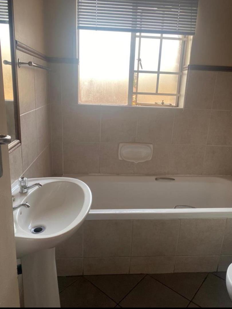 To Let 2 Bedroom Property for Rent in Noordwyk Gauteng