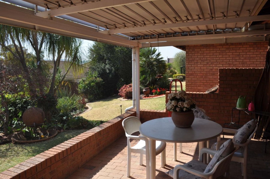 2 Bedroom Property for Sale in Faerie Glen Gauteng