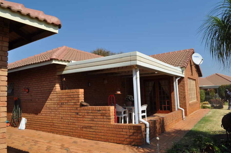 2 Bedroom Property for Sale in Faerie Glen Gauteng