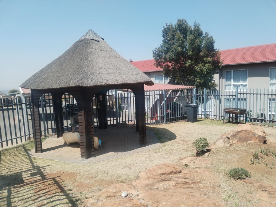 To Let 2 Bedroom Property for Rent in South Crest Gauteng