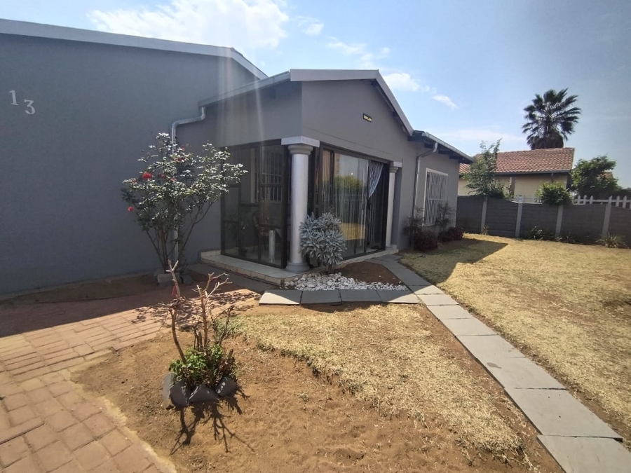 5 Bedroom Property for Sale in Palm Ridge Gauteng