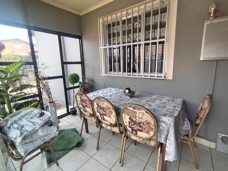 5 Bedroom Property for Sale in Palm Ridge Gauteng