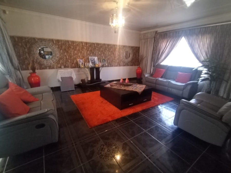 5 Bedroom Property for Sale in Palm Ridge Gauteng