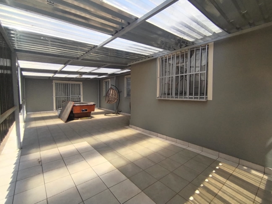 5 Bedroom Property for Sale in Palm Ridge Gauteng