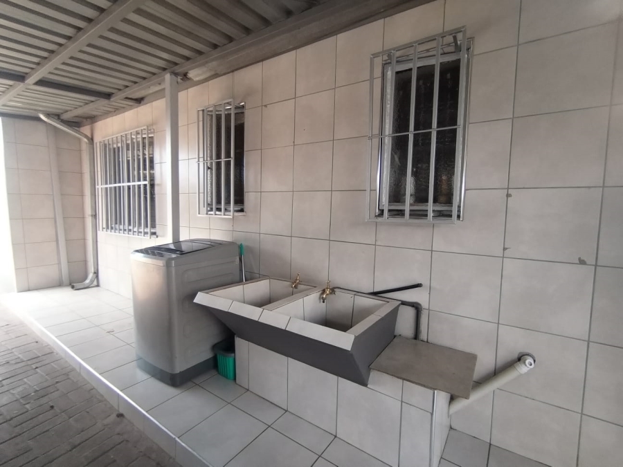 5 Bedroom Property for Sale in Palm Ridge Gauteng