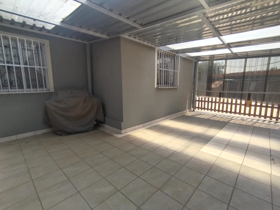 5 Bedroom Property for Sale in Palm Ridge Gauteng