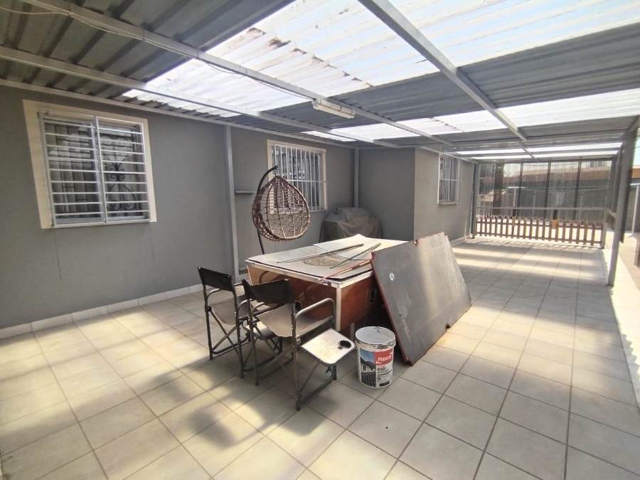 5 Bedroom Property for Sale in Palm Ridge Gauteng