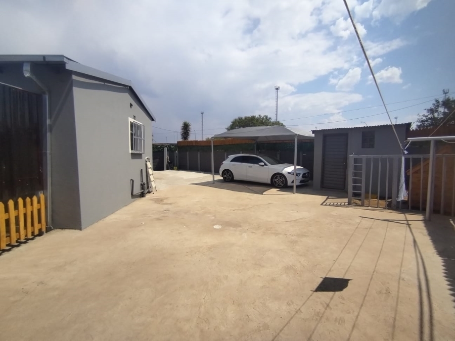 5 Bedroom Property for Sale in Palm Ridge Gauteng