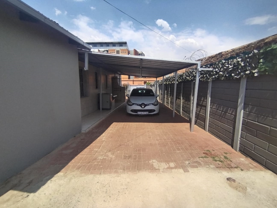 5 Bedroom Property for Sale in Palm Ridge Gauteng