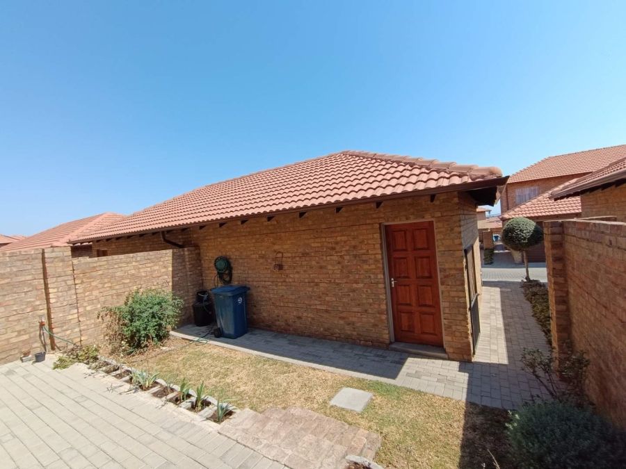 3 Bedroom Property for Sale in Kosmosdal Gauteng