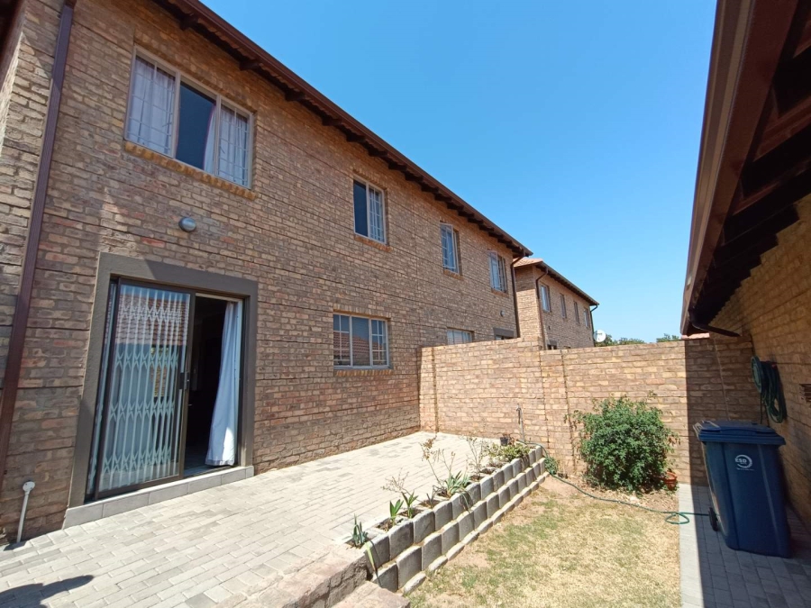 3 Bedroom Property for Sale in Kosmosdal Gauteng