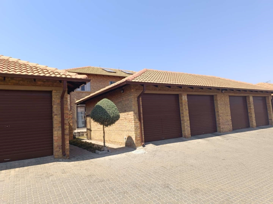 3 Bedroom Property for Sale in Kosmosdal Gauteng