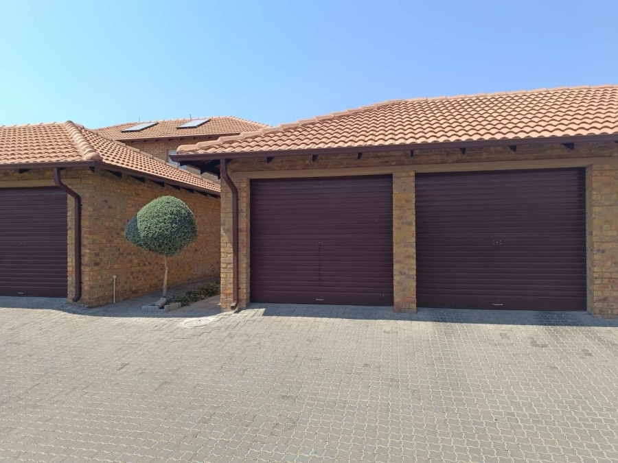 3 Bedroom Property for Sale in Kosmosdal Gauteng