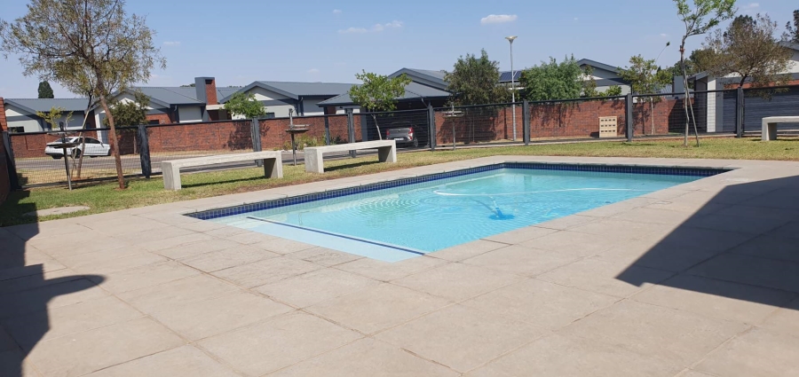 To Let 3 Bedroom Property for Rent in Vorna Valley Gauteng