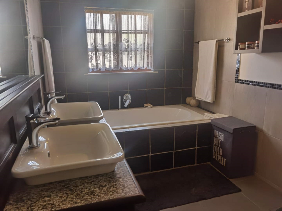 4 Bedroom Property for Sale in Van Riebeeck Park Gauteng