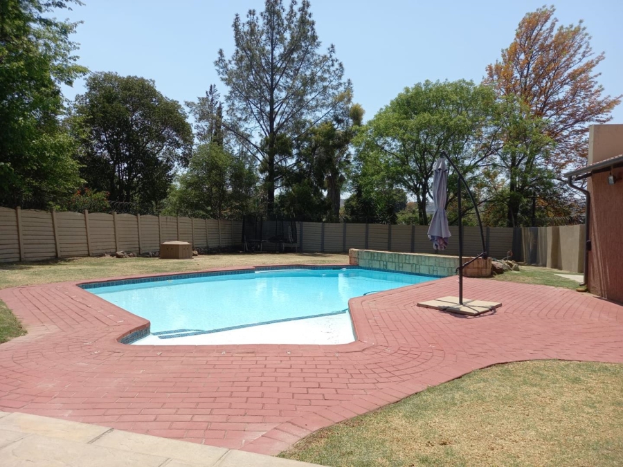 5 Bedroom Property for Sale in Mondeor Gauteng