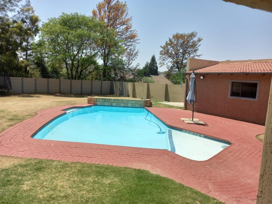 5 Bedroom Property for Sale in Mondeor Gauteng