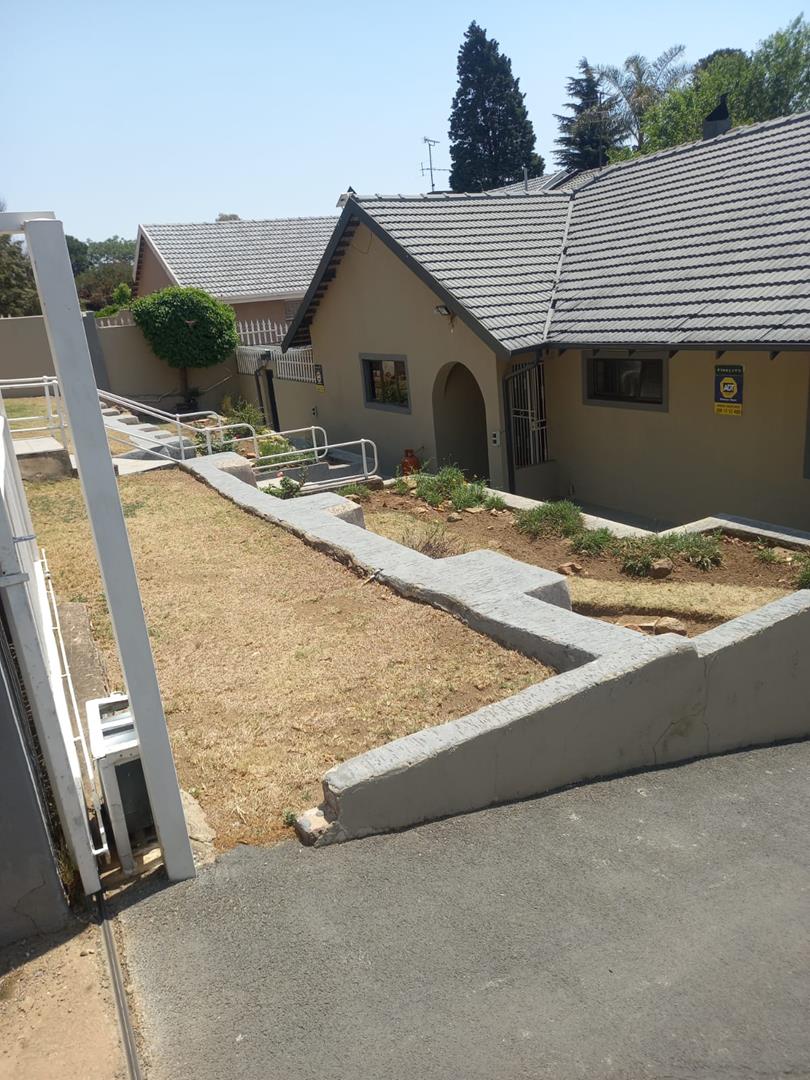 5 Bedroom Property for Sale in Mondeor Gauteng