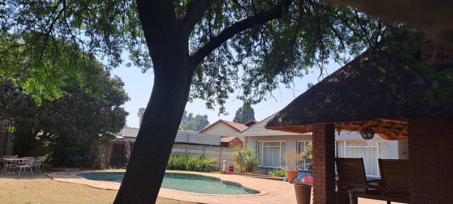 5 Bedroom Property for Sale in Brackendowns Gauteng