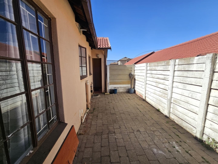 2 Bedroom Property for Sale in Meredale Gauteng