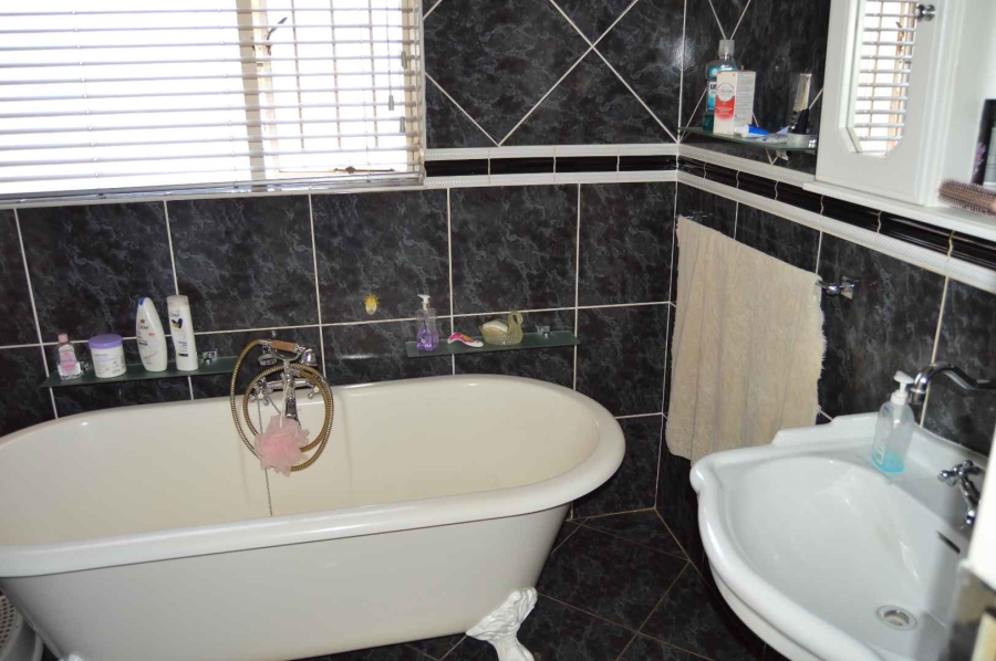 4 Bedroom Property for Sale in Mulbarton Gauteng