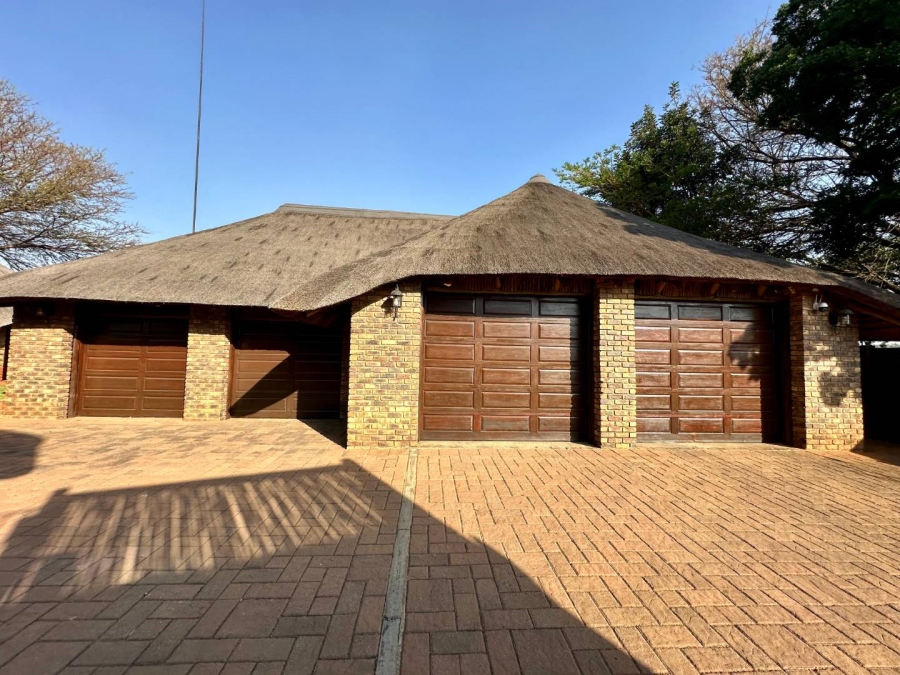 4 Bedroom Property for Sale in Faerie Glen Gauteng