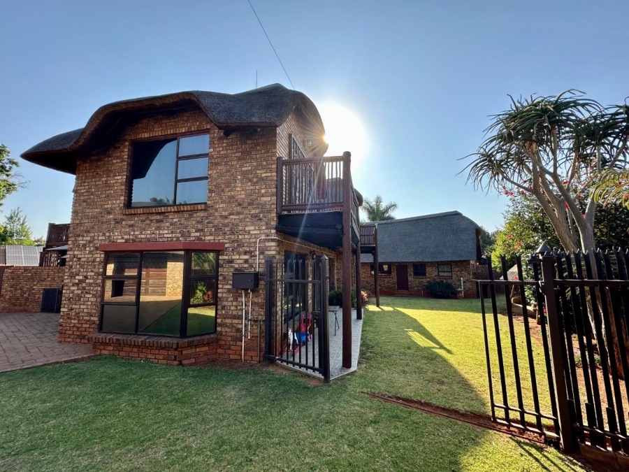 4 Bedroom Property for Sale in Faerie Glen Gauteng