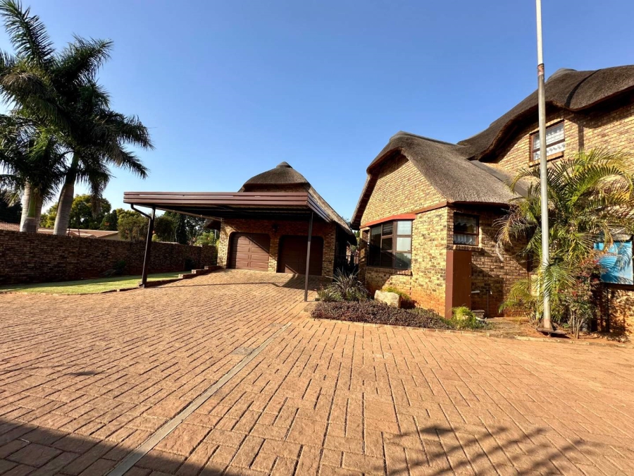 4 Bedroom Property for Sale in Faerie Glen Gauteng