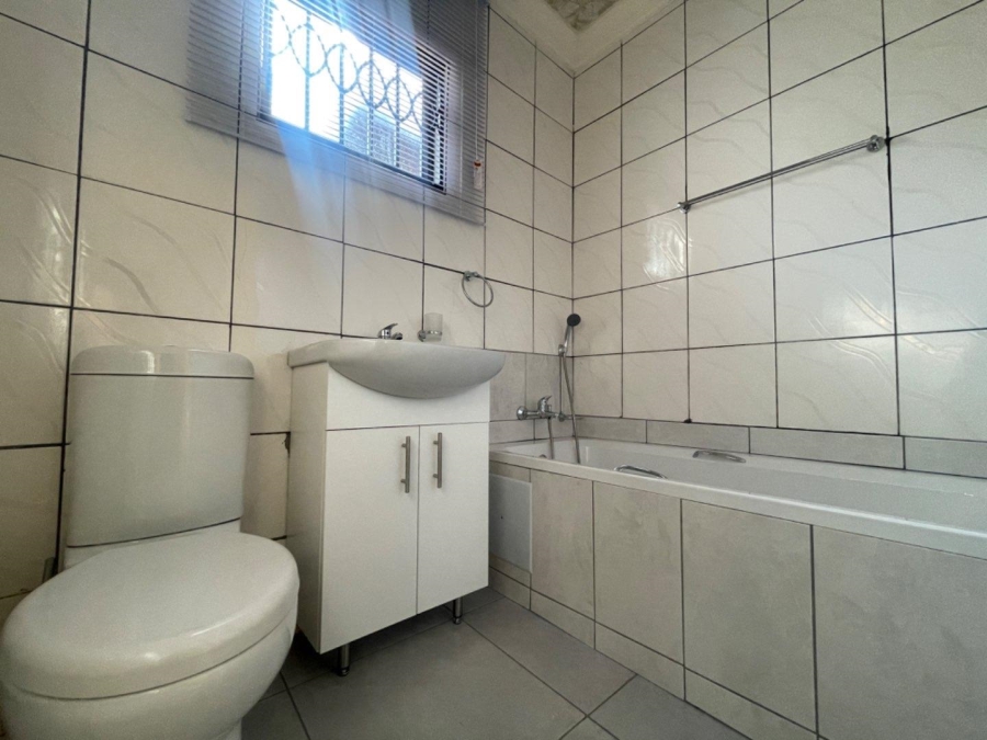 To Let 1 Bedroom Property for Rent in Klippoortjie A H Gauteng