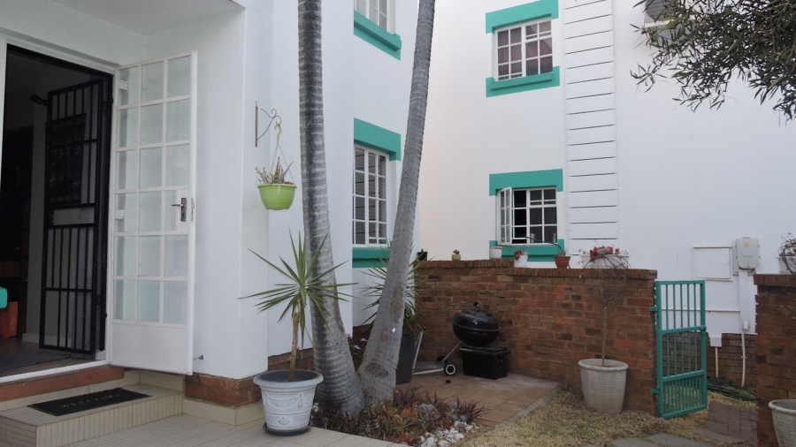 To Let 2 Bedroom Property for Rent in Faerie Glen Gauteng