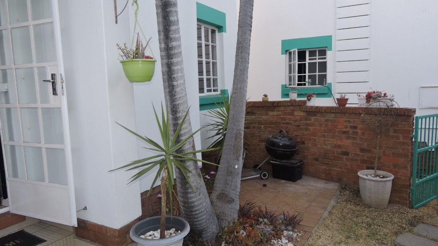 To Let 2 Bedroom Property for Rent in Faerie Glen Gauteng