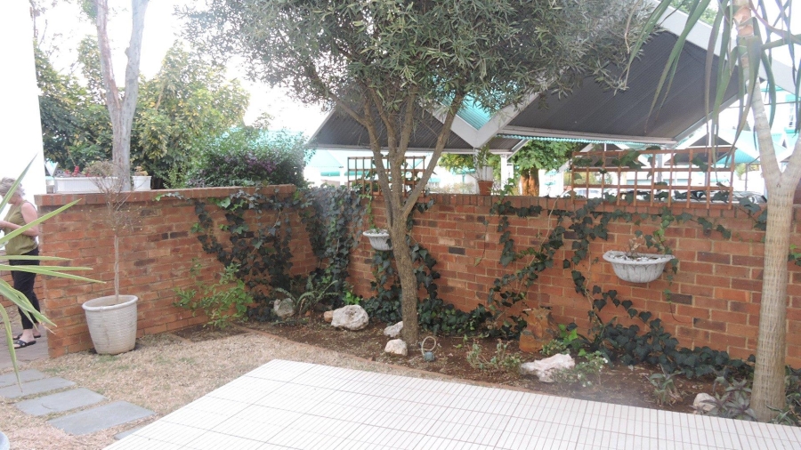 To Let 2 Bedroom Property for Rent in Faerie Glen Gauteng