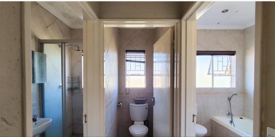 4 Bedroom Property for Sale in Glen Marais Gauteng