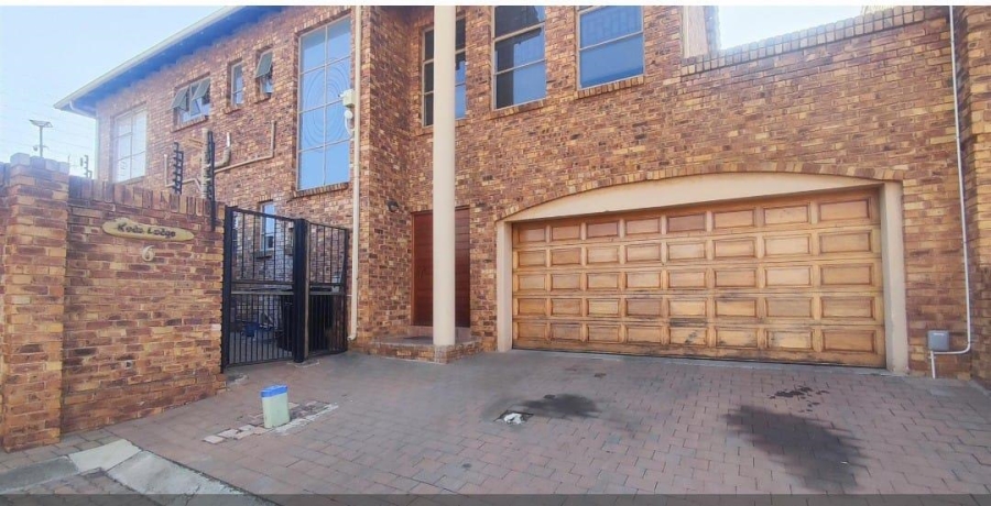 4 Bedroom Property for Sale in Glen Marais Gauteng