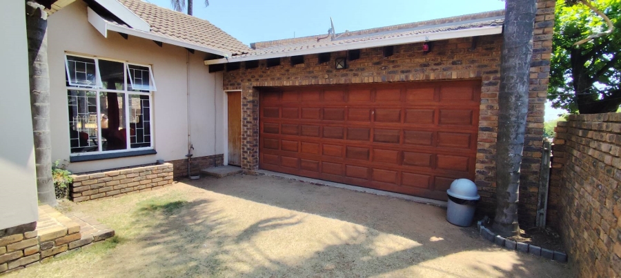 6 Bedroom Property for Sale in The Reeds Gauteng