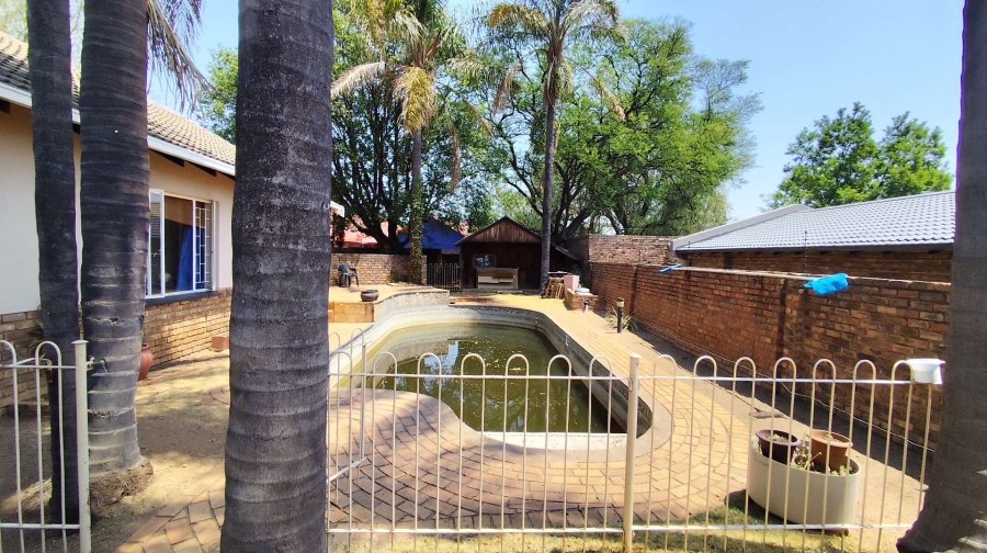 6 Bedroom Property for Sale in The Reeds Gauteng